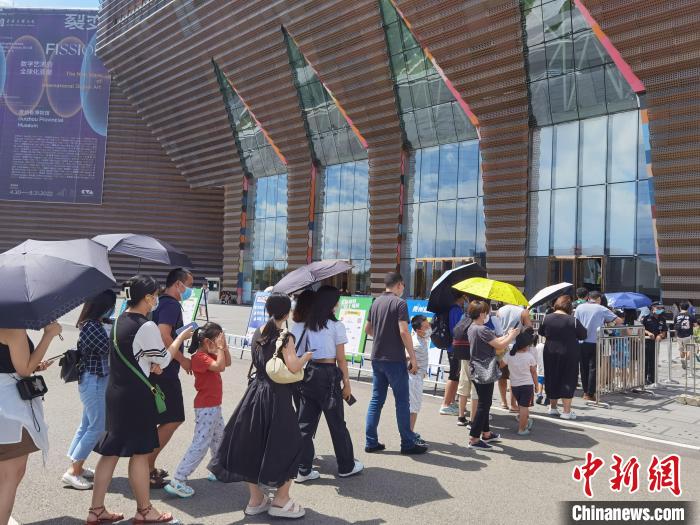 圖為民眾排隊(duì)進(jìn)入貴州博物館?！≈苎嗔?攝