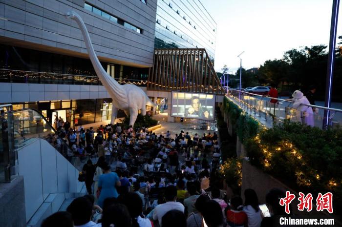 圖為民眾晚上在貴州省地質(zhì)博物館觀看露天電影?！≠F州省地質(zhì)博物館供圖