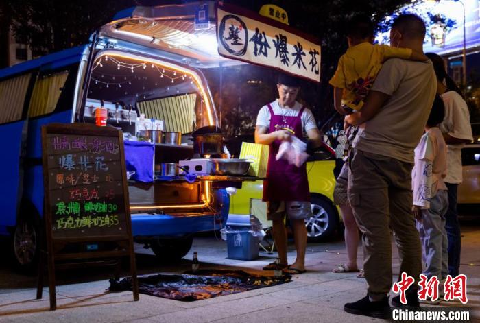 圖為貴州省地質(zhì)博物館的“后備箱”美食市集?！≠F州省地質(zhì)博物館供圖