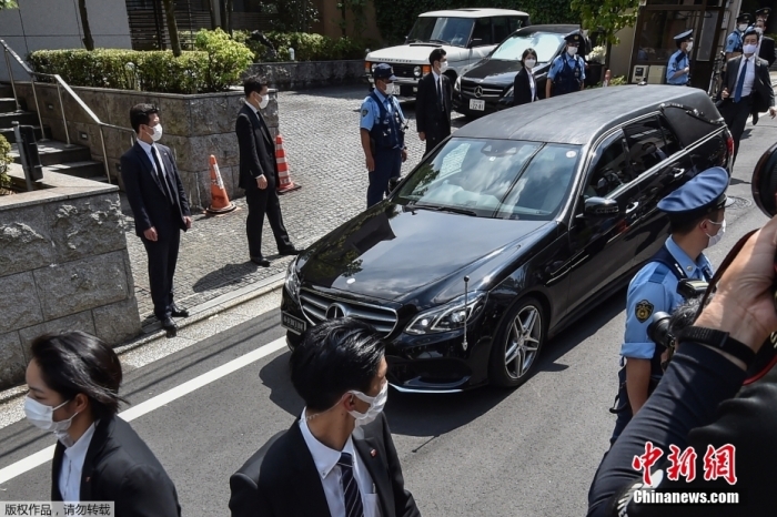 據(jù)日本朝日電視臺報道，當(dāng)?shù)貢r間7月9日下午，載有日本前首相安倍晉三遺體的靈車抵達(dá)其位于東京的住宅。