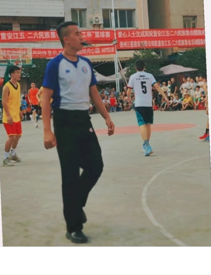 圖為廖興平執(zhí)裁比賽。受訪者供圖