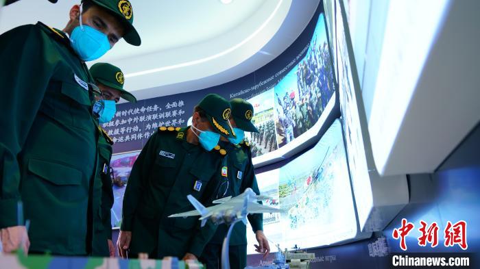 8月19日，“國際軍事比賽—2022”中國庫爾勒賽區(qū)組織文化交流活動(dòng)。圖為：外國參賽隊(duì)員參觀中國館。　劉洵 攝