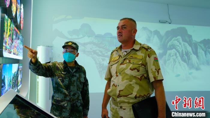 8月19日，“國際軍事比賽—2022”中國庫爾勒賽區(qū)組織文化交流活動(dòng)。圖為：外國參賽隊(duì)員參觀中國館。　王忠成 攝