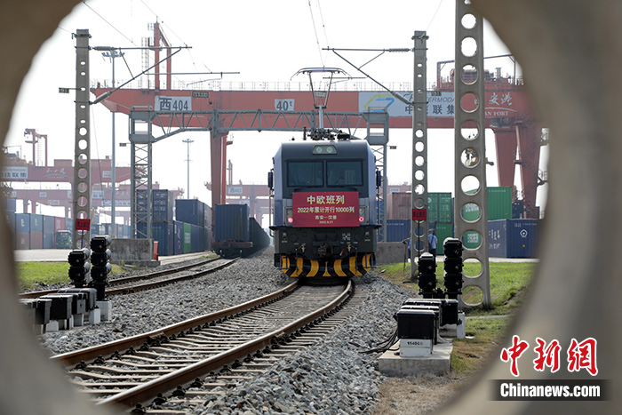 圖為列車整裝待發(fā)。 <a target='_blank' href='/'>中新社</a>發(fā) 黃鑫 攝