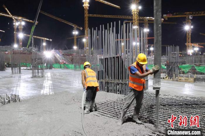 圖為工人正在打混凝土?！≈需F建設(shè)集團(tuán)有限公司供圖