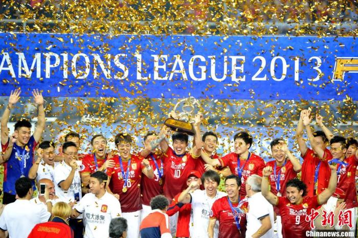 2013年，恒大足球隊(duì)首次捧起亞冠冠軍獎杯。圖片來源：Osports全體育圖片社