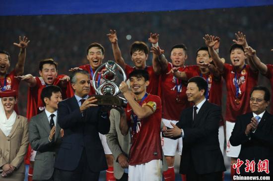 2013年，恒大足球隊(duì)首次捧起亞冠冠軍獎杯。圖片來源：Osports全體育圖片社