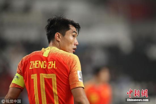 哭過之后，面對鏡頭接受采訪，鄭智表示“如果國家隊(duì)需要，他都會義不容辭?！眻D片來源：視覺中國