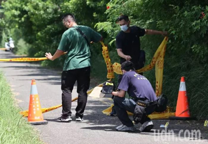 臺(tái)南市兩名警察22日在臺(tái)南安南區(qū)追查失竊贓車，遭到兇嫌林某持刀攻擊殉職，距離兇嫌攻擊第一現(xiàn)場(chǎng)約100米外的道路，鑒識(shí)人員在路上采到疑似兇嫌可疑血跡。 圖片來(lái)源 臺(tái)灣《聯(lián)合報(bào) 》 劉學(xué)圣 攝