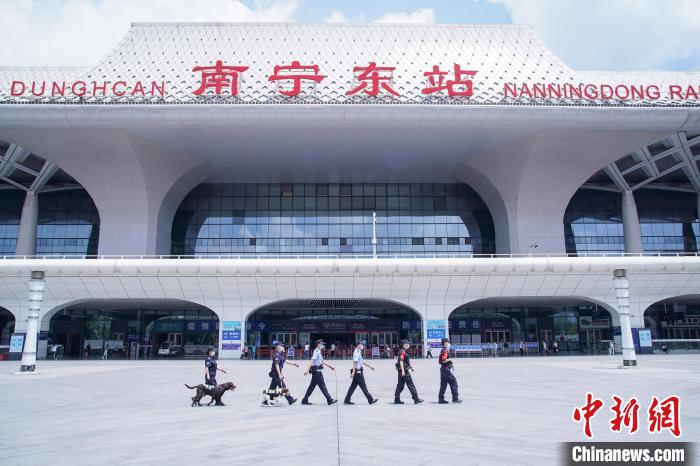 圖為多警種在南寧東站聯(lián)合巡邏?！￡惞谘?攝