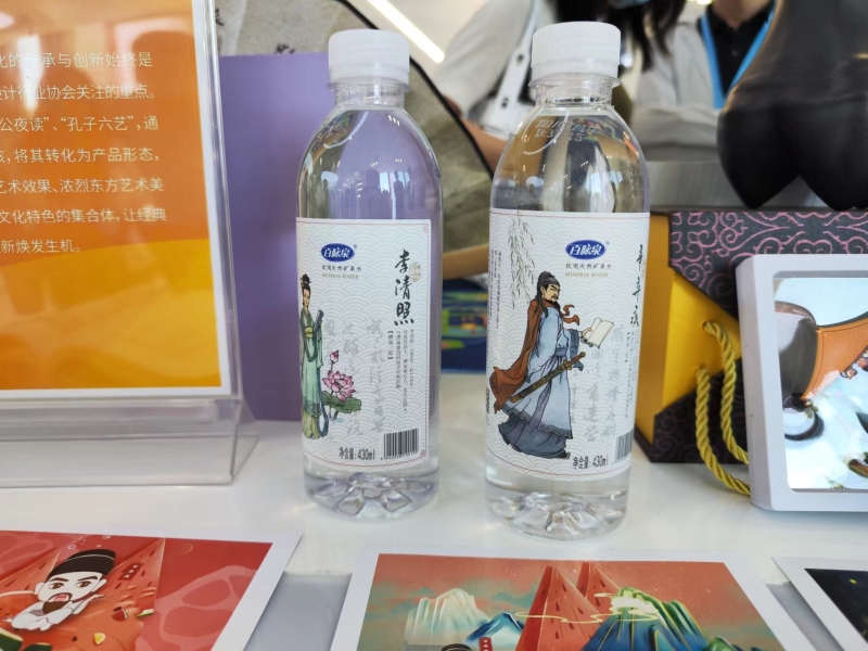圖為當?shù)靥厣放频V泉水。劉星晨攝