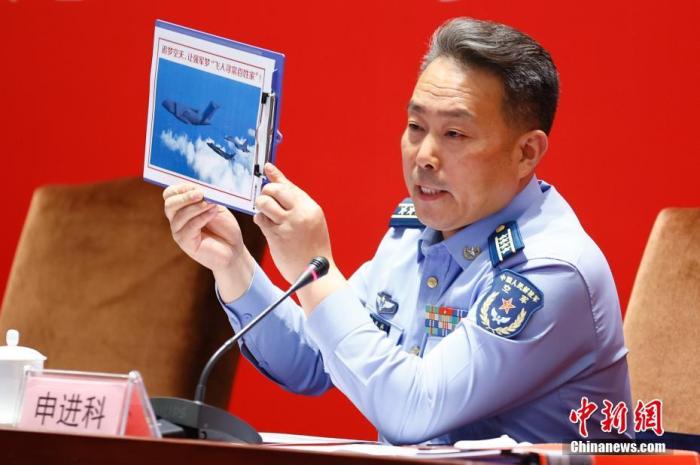 圖為申進(jìn)科大校在發(fā)布會(huì)上展示運(yùn)油-20、殲-20、殲-16三機(jī)同框照。 <a target='_blank' href='/'>中新社</a>記者 富田 攝