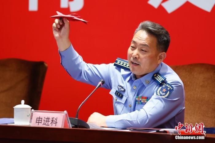 圖為申進(jìn)科大校在發(fā)布會(huì)上展示軍迷贈(zèng)送的折紙飛機(jī)。 <a target='_blank' href='/'>中新社</a>記者 富田 攝