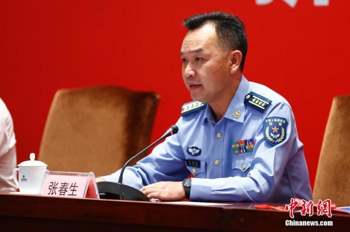 圖為空軍航空大學(xué)政治工作部主任張春生在發(fā)布會(huì)上發(fā)言。 <a target='_blank' href='/'>中新社</a>記者 富田 攝
