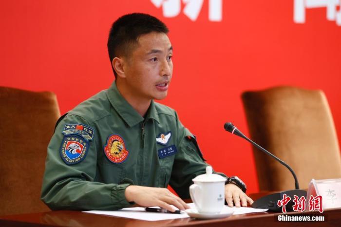 圖為空軍“八一”飛行表演隊(duì)隊(duì)長李斌在發(fā)布會(huì)上發(fā)言。 <a target='_blank' href='/'>中新社</a>記者 富田 攝