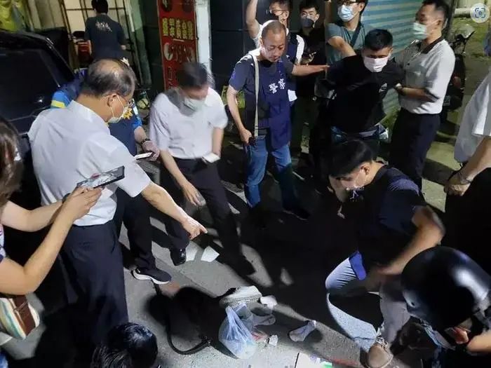 臺南殺警兇嫌林某于新竹市落網(wǎng)，警方在場清點查扣警槍及子彈。圖片來源：臺灣《聯(lián)合報》圖 臺南市警察局提供