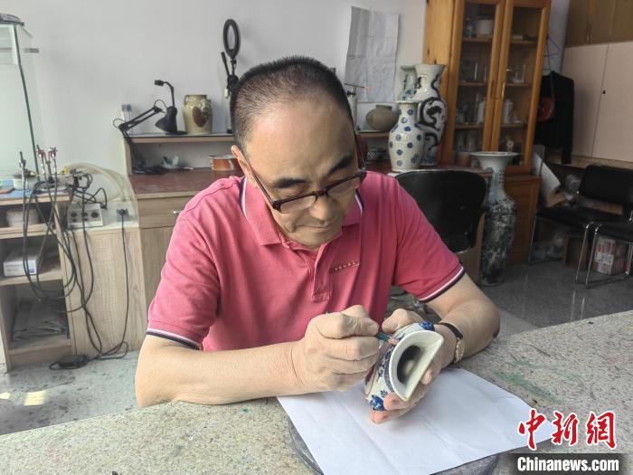 圖為工作中的侯宇林?！￡愌?攝