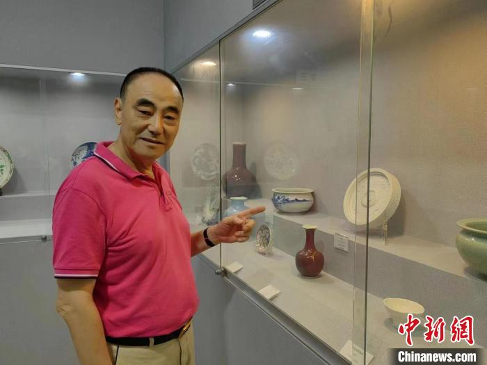圖為侯宇林在古陶瓷展館介紹藏品?！￡愌?攝