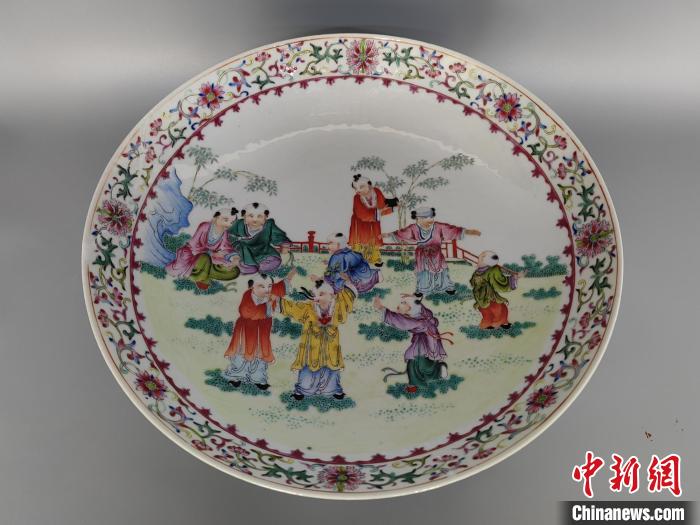 圖為侯宇林修復(fù)好的古陶瓷?！￡愌?攝