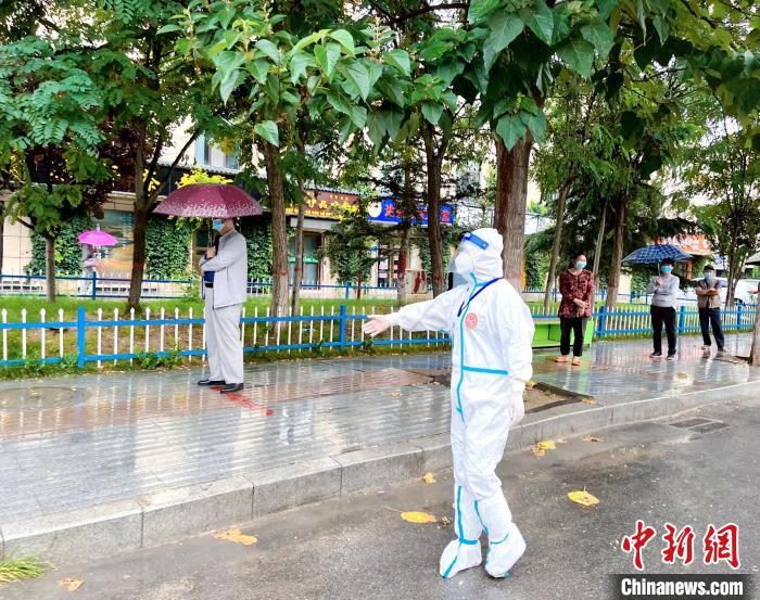 高原小城青海尖扎抗疫見聞：柔肩亦可擔重任，夫妻檔聞令而動