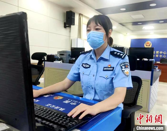 圖為英措在單位值班。　尖軒 攝