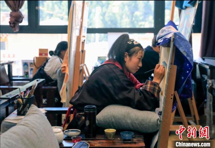 壤巴拉唐卡傳習(xí)所內(nèi)，年輕學(xué)員正在學(xué)習(xí)唐卡?！⊥趵?攝