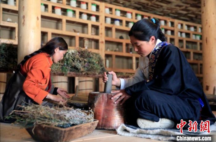藏香傳習(xí)所內(nèi)，學(xué)員正在打磨藏藥?！⊥趵?攝