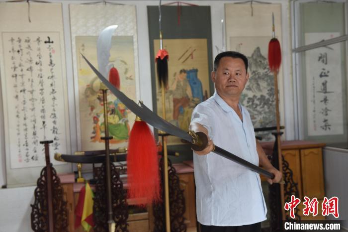 王二兵展示仿制的“青龍偃月刀”?！「哒挤?攝