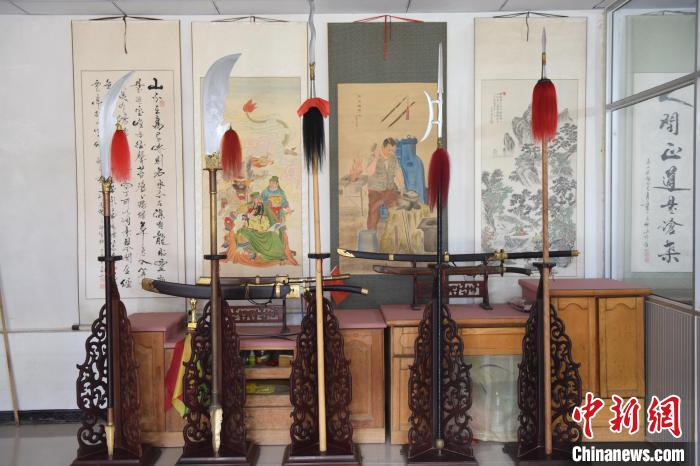王二兵仿制的古兵器成品。　高占峰 攝