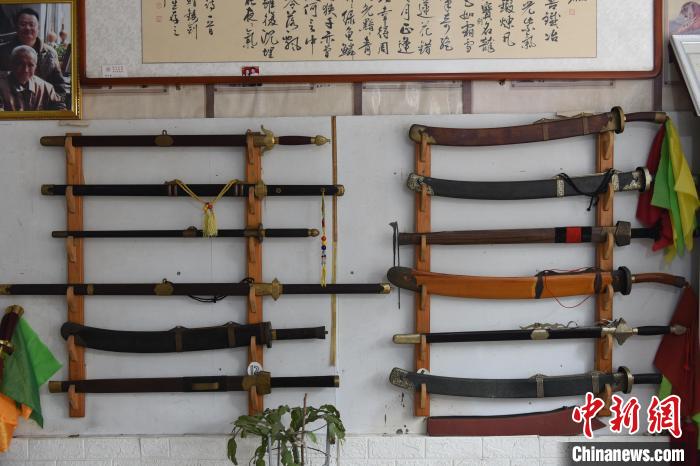 王二兵仿制的古兵器成品。　高占峰 攝