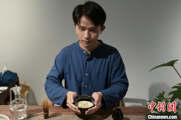 茶藝師朱硯文展示完成后的仿宋點茶?！垕I子 攝