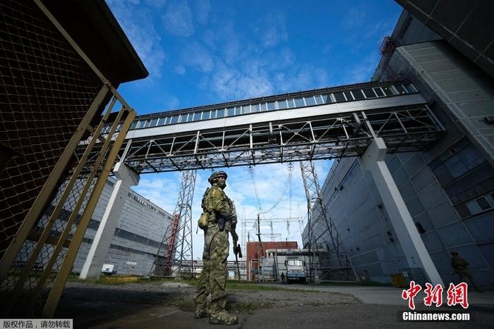當(dāng)?shù)貢r間5月1日，烏克蘭東南部，一名俄軍人守衛(wèi)扎波羅熱核電站的一個區(qū)域。