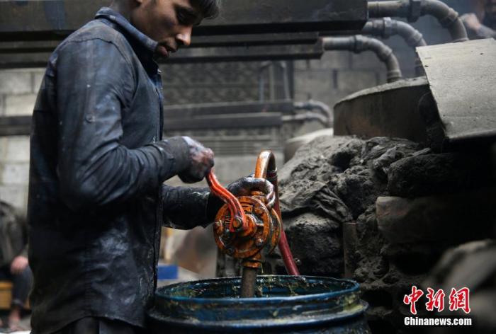 資料圖：敘利亞工人自建煉油廠，應(yīng)對燃料短缺。從廢棄塑料中提取燃料的程序很危險，操作者需十分謹(jǐn)慎。