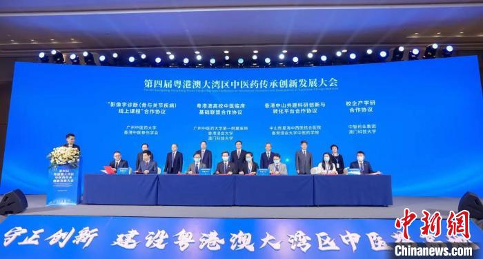 中山陳星海中西醫(yī)結(jié)合醫(yī)院與香港浸會(huì)大學(xué)中醫(yī)藥學(xué)院進(jìn)行了現(xiàn)場簽約。　程永 攝