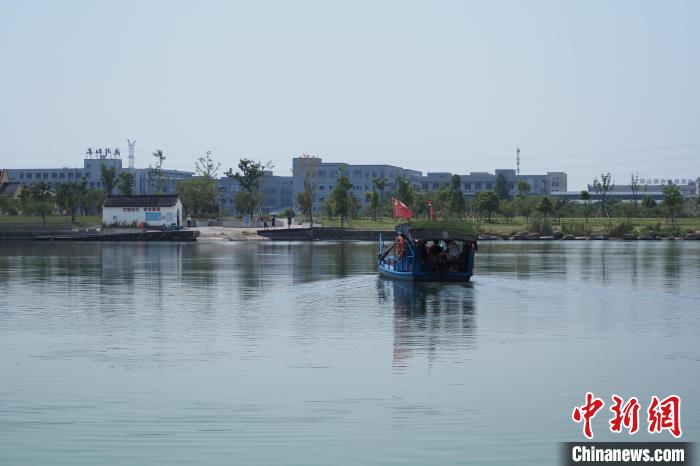 渡船行駛在江面上?！∏f源供圖