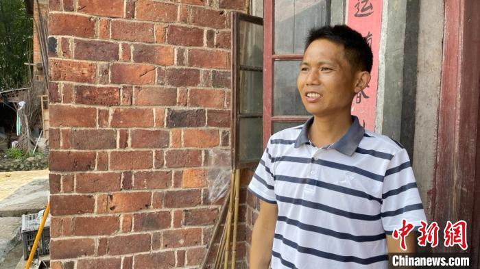 陳先生在位于湖南邵陽市綏寧縣的家中?！∪祟惛杉?xì)胞國家工程研究中心 供圖