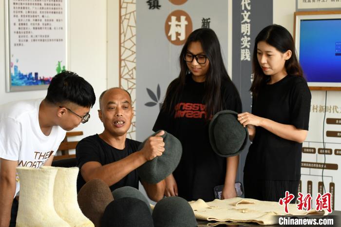 清水毛氈制作技藝傳承人苑國(guó)勝正在向年輕人介紹清水毛氈歷史及制作技藝?！「叩も?攝