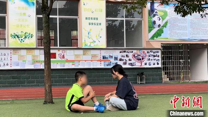暑假期間，小嘉的姐姐帶他來踢球。原先小嘉不愛說話，踢球之后，更愿意跟家人溝通了。　陳玉霞 攝