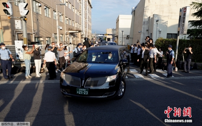 當?shù)貢r間7月9日上午，一車隊駛離奈良縣立醫(yī)科大學附屬醫(yī)院。據(jù)悉，車上載有日本前首相安倍晉三的遺體，遺體將在今天之內被送往東京。