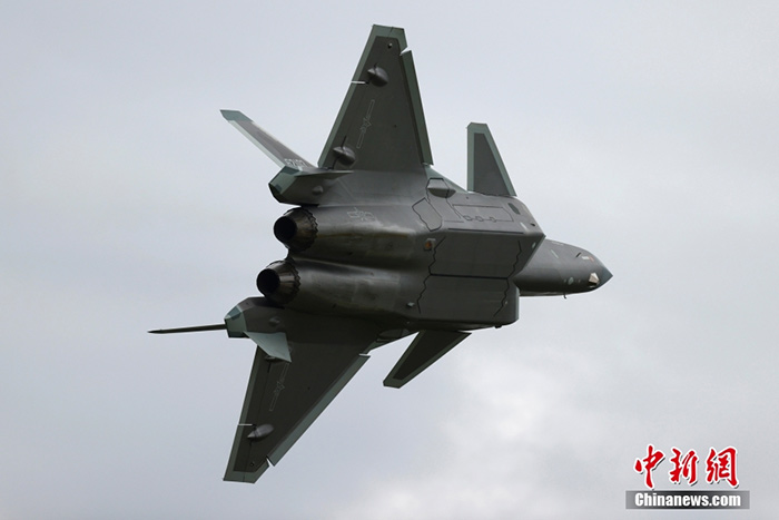 8月26日，中國(guó)空軍航空開放活動(dòng)暨長(zhǎng)春航空展在吉林長(zhǎng)春舉辦。圖為殲-20飛行展示。 <a target='_blank' href='/'>中新社</a>記者 富田 攝 　