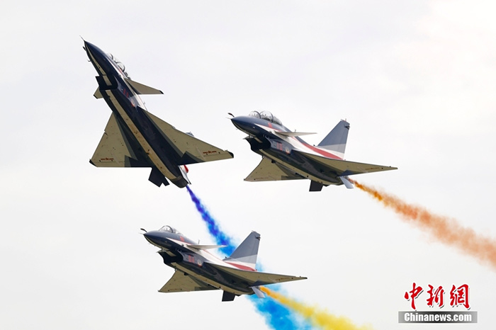 8月26日，中國(guó)空軍航空開放活動(dòng)暨長(zhǎng)春航空展在吉林長(zhǎng)春舉辦。圖為“八一”飛行表演隊(duì)表演。 <a target='_blank' href='/'>中新社</a>記者 富田 攝 　