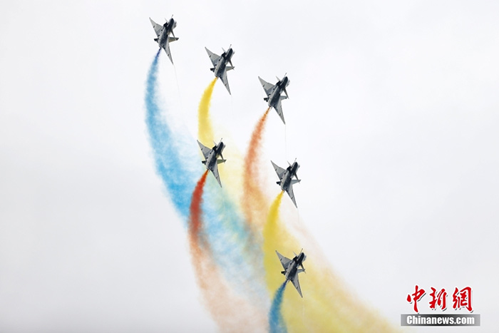 8月26日，中國(guó)空軍航空開放活動(dòng)暨長(zhǎng)春航空展在吉林長(zhǎng)春舉辦。圖為“八一”飛行表演隊(duì)表演。 <a target='_blank' href='/'>中新社</a>記者 富田 攝 