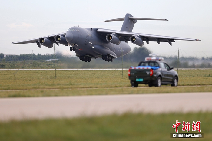 8月26日，中國(guó)空軍航空開放活動(dòng)暨長(zhǎng)春航空展在吉林長(zhǎng)春舉辦。圖為運(yùn)-20飛行展示。 <a target='_blank' href='/'>中新社</a>記者 富田 攝