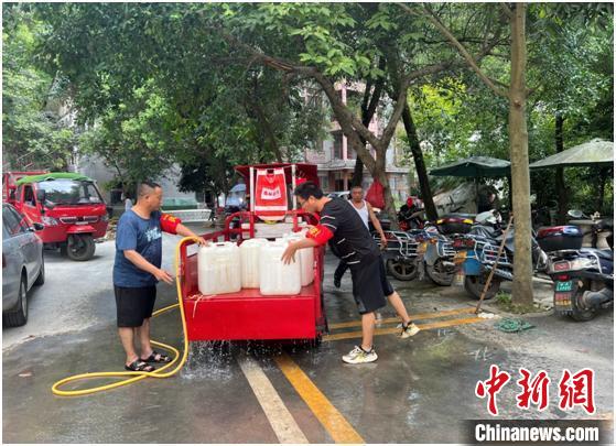 圖為正在忙碌的“送水小分隊(duì)”?！∪f盛經(jīng)開區(qū)黨工委統(tǒng)戰(zhàn)部供圖