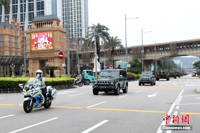 圖為輪換車隊(duì)行駛在澳門(mén)街區(qū)。 <a target='_blank' href='/'>中新社</a>發(fā) 陳帥 攝