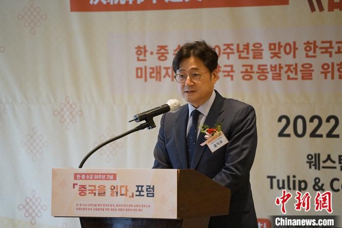 圖為韓國國會議員洪翼杓致辭。劉旭 攝
