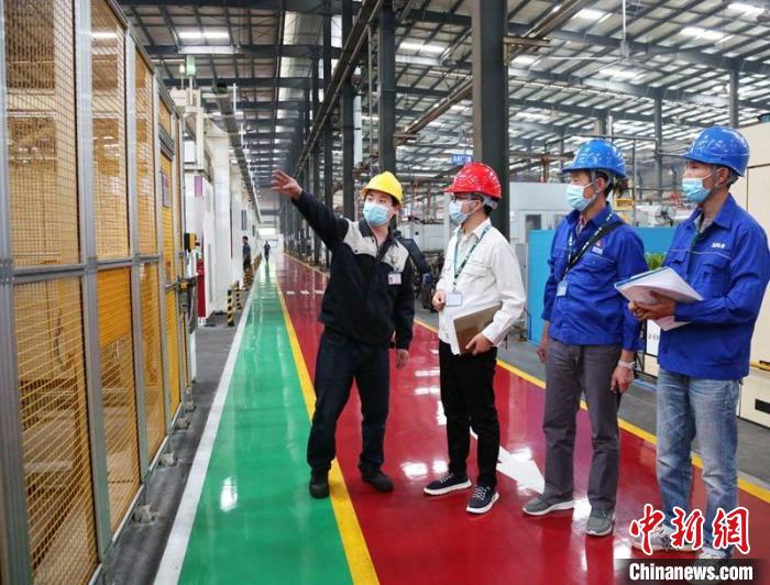 內(nèi)江供電中心營(yíng)銷人員深入企業(yè)助力復(fù)工復(fù)產(chǎn)?！×_國(guó)強(qiáng) 攝