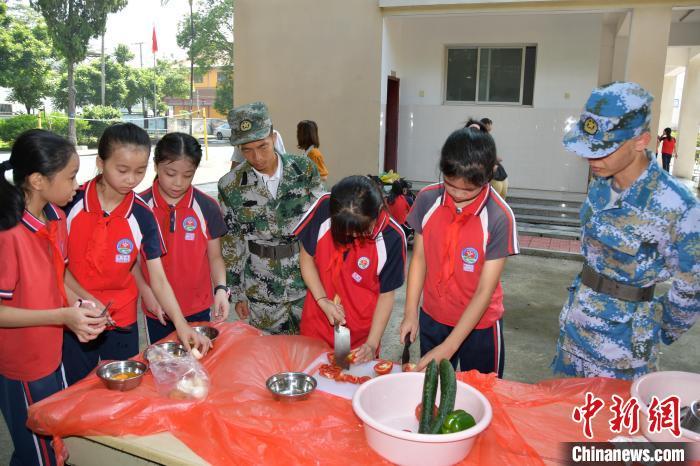 退役軍人服務(wù)站退役軍人指導(dǎo)學(xué)生切菜。漳州市退役軍人事務(wù)局供圖