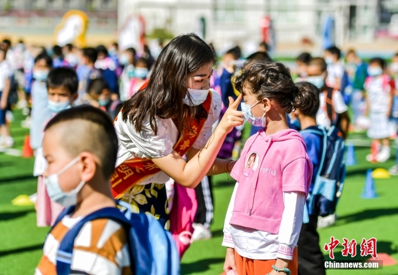 資料圖：老師為一年級新生點朱砂。 <a target='_blank' href='/'>中新社</a>記者 劉新 攝