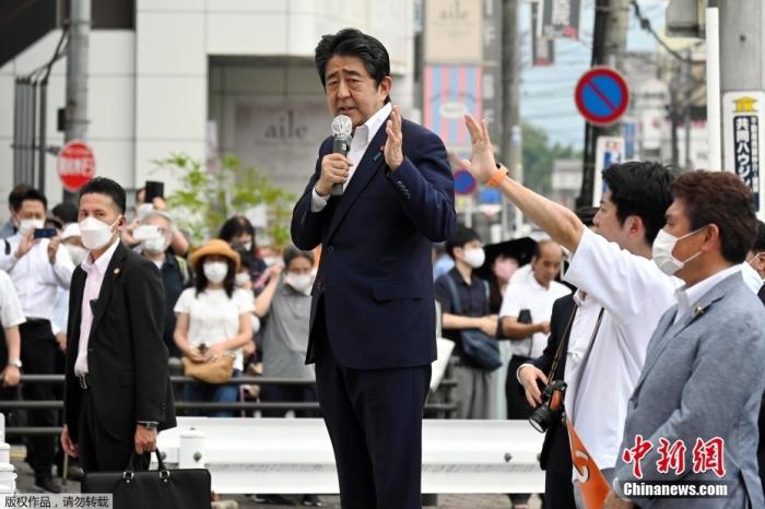 當(dāng)?shù)貢r間7月8日，日本前首相安倍晉三在奈良市進(jìn)行演講時遭到槍擊。圖為日本前首相安倍在遭遇槍擊前，正在進(jìn)行街頭演講。圖片來源：視覺中國